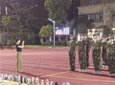 聚赢配资网 杭州有高中军训结束，妈妈一早接娃连呼意外